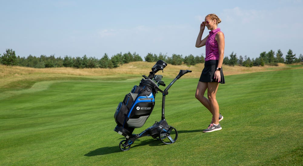 Women Golfer with M5 GPS DHC